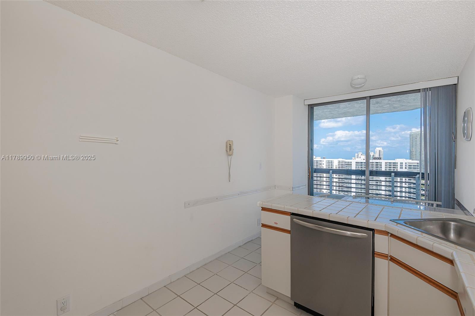 3530 Mystic Pointe Dr #LPH14, Aventura FL 33180
