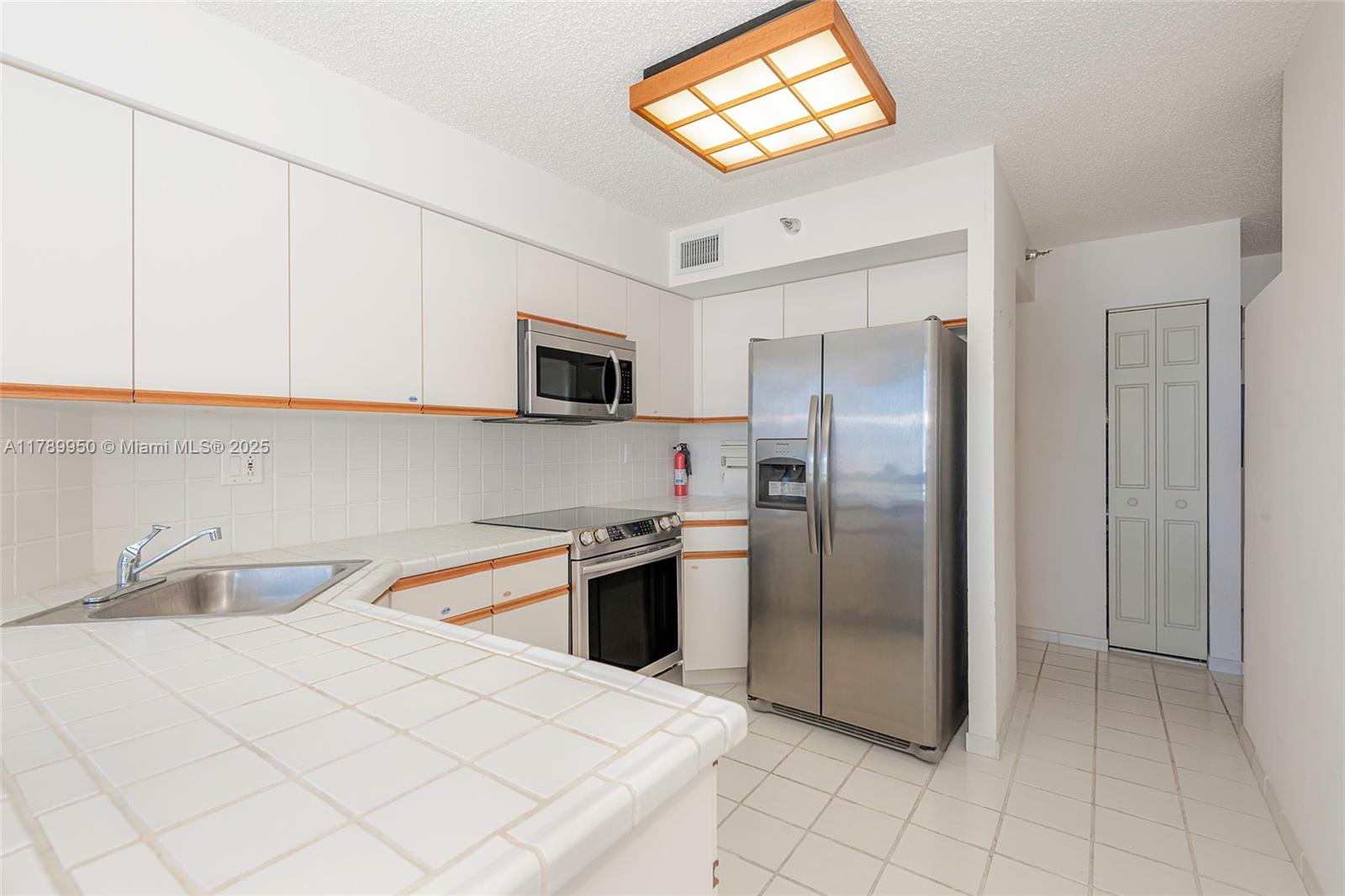 3530 Mystic Pointe Dr #LPH14, Aventura FL 33180