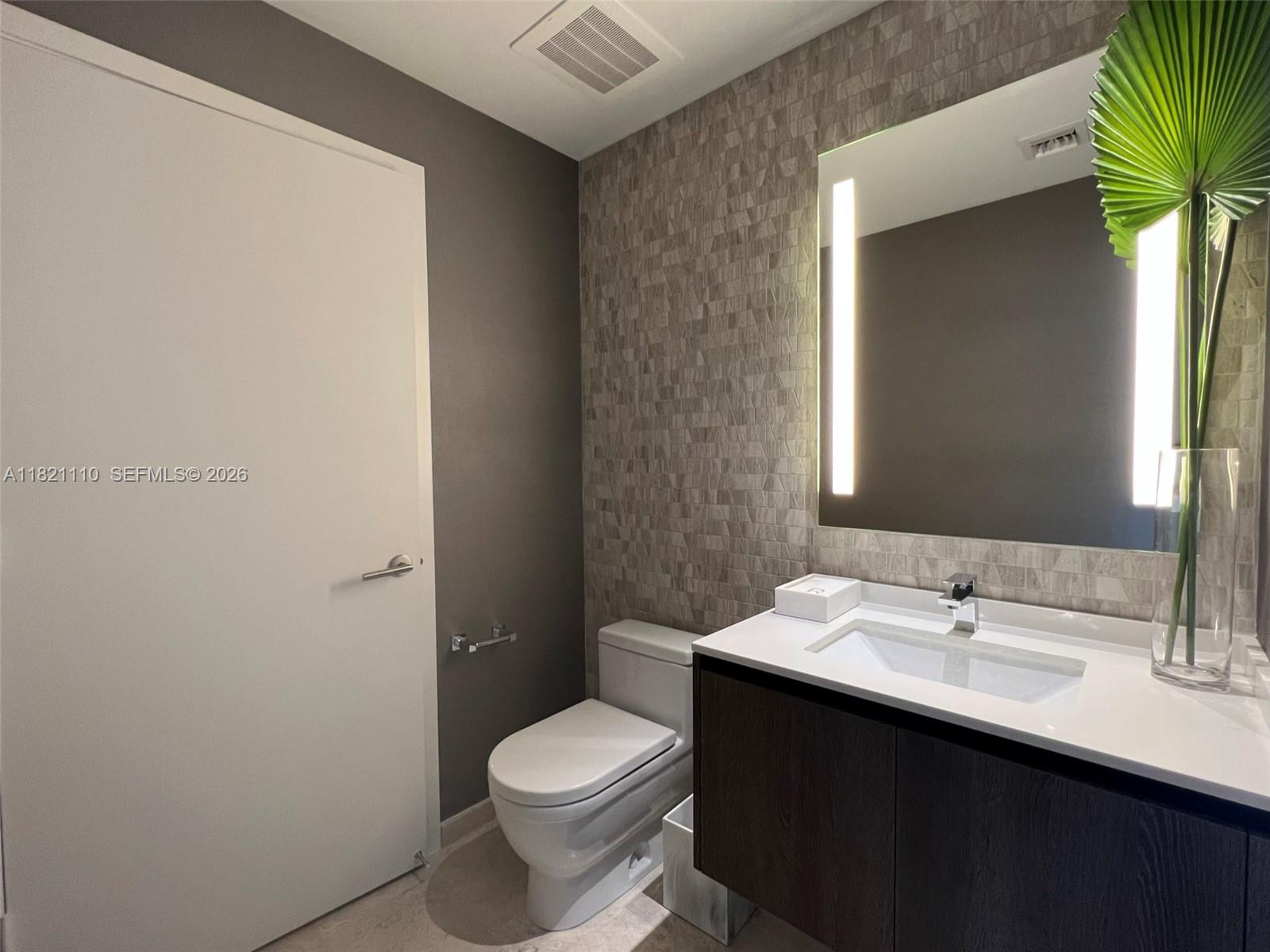 88 SW 7th St #2404, Miami FL 33131