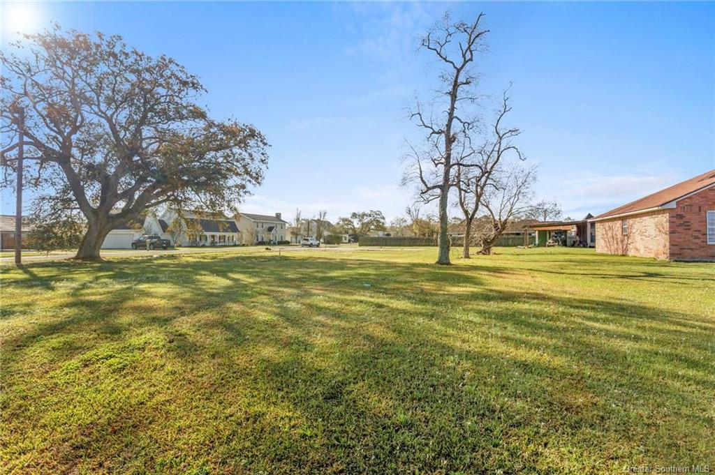 1305 W Mcneese Street — photo 2