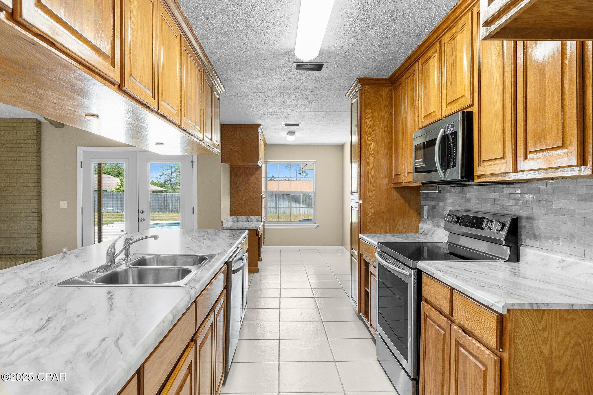 Listing photo id 11 for 7936 Betty Louise Drive