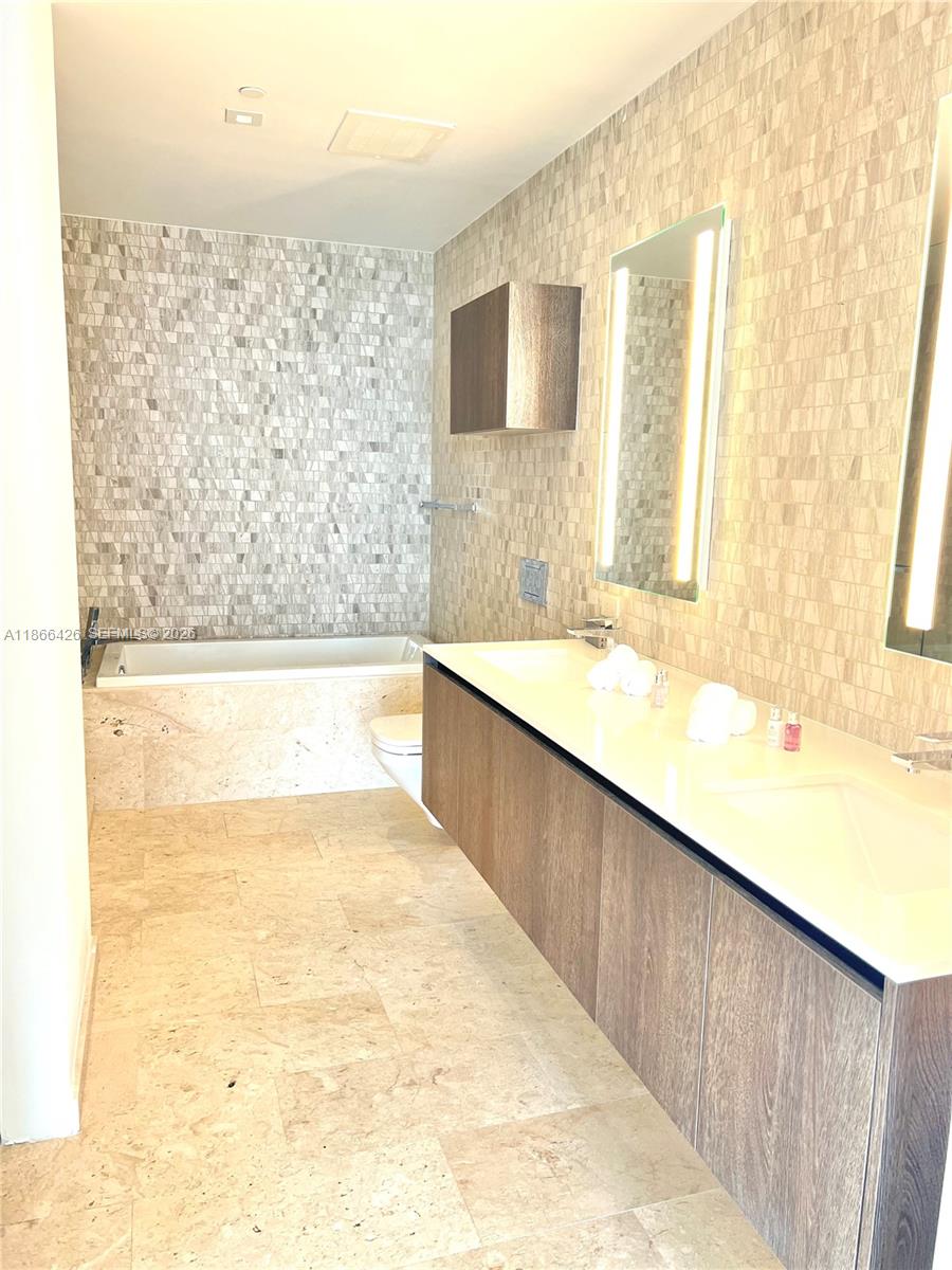 88 SW 7 #3606, Miami FL 33131