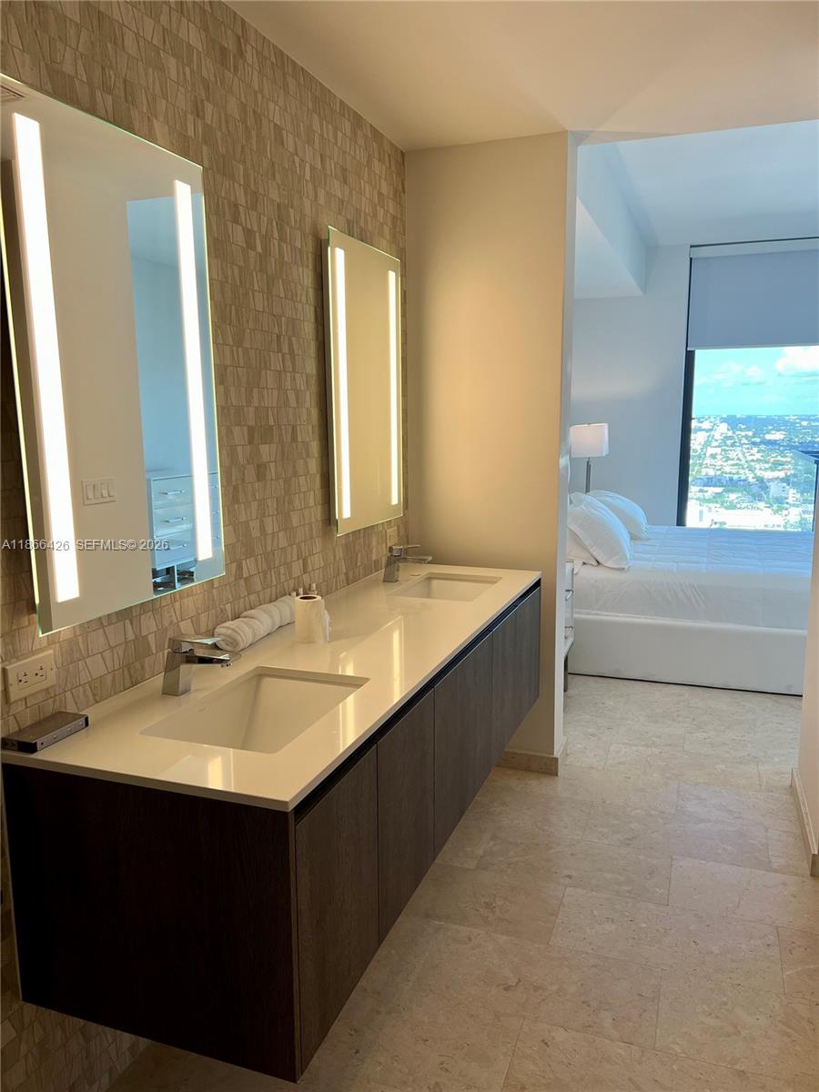 88 SW 7 #3606, Miami FL 33131