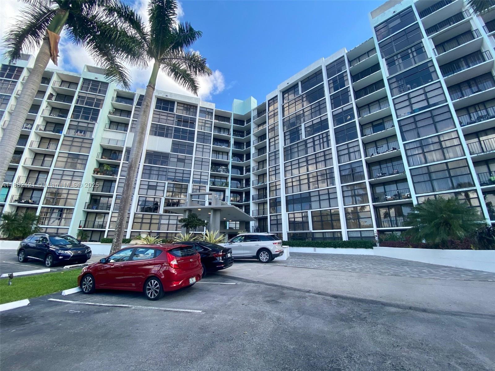 200 Leslie Condo