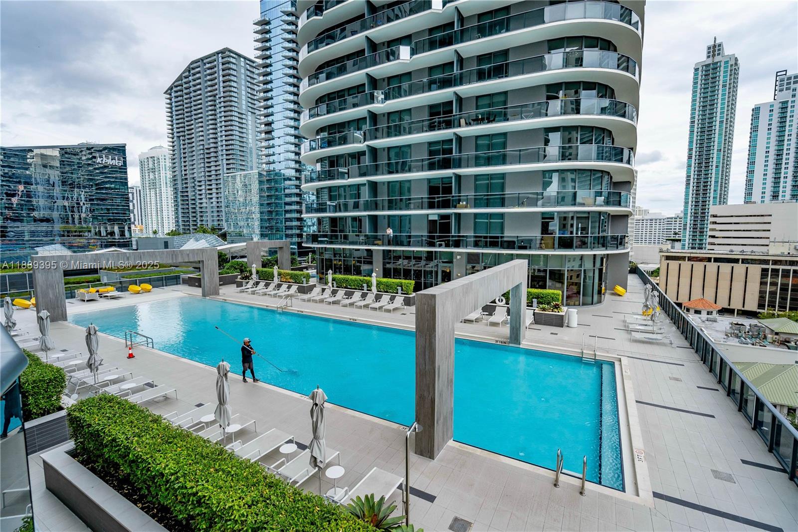 55 SW 9th St #2201, Miami FL 33130