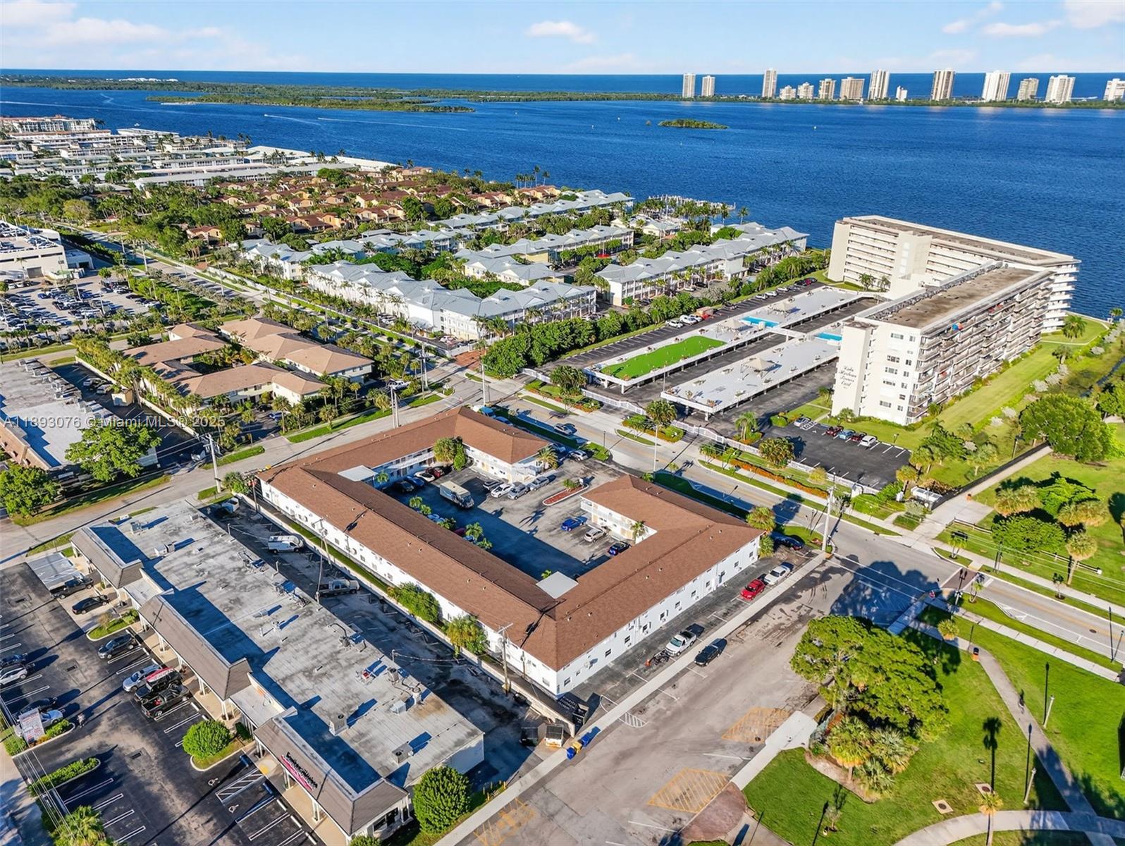 810-lake-shore-dr-40-lake-park-fl-33403/hzid_7f22779c