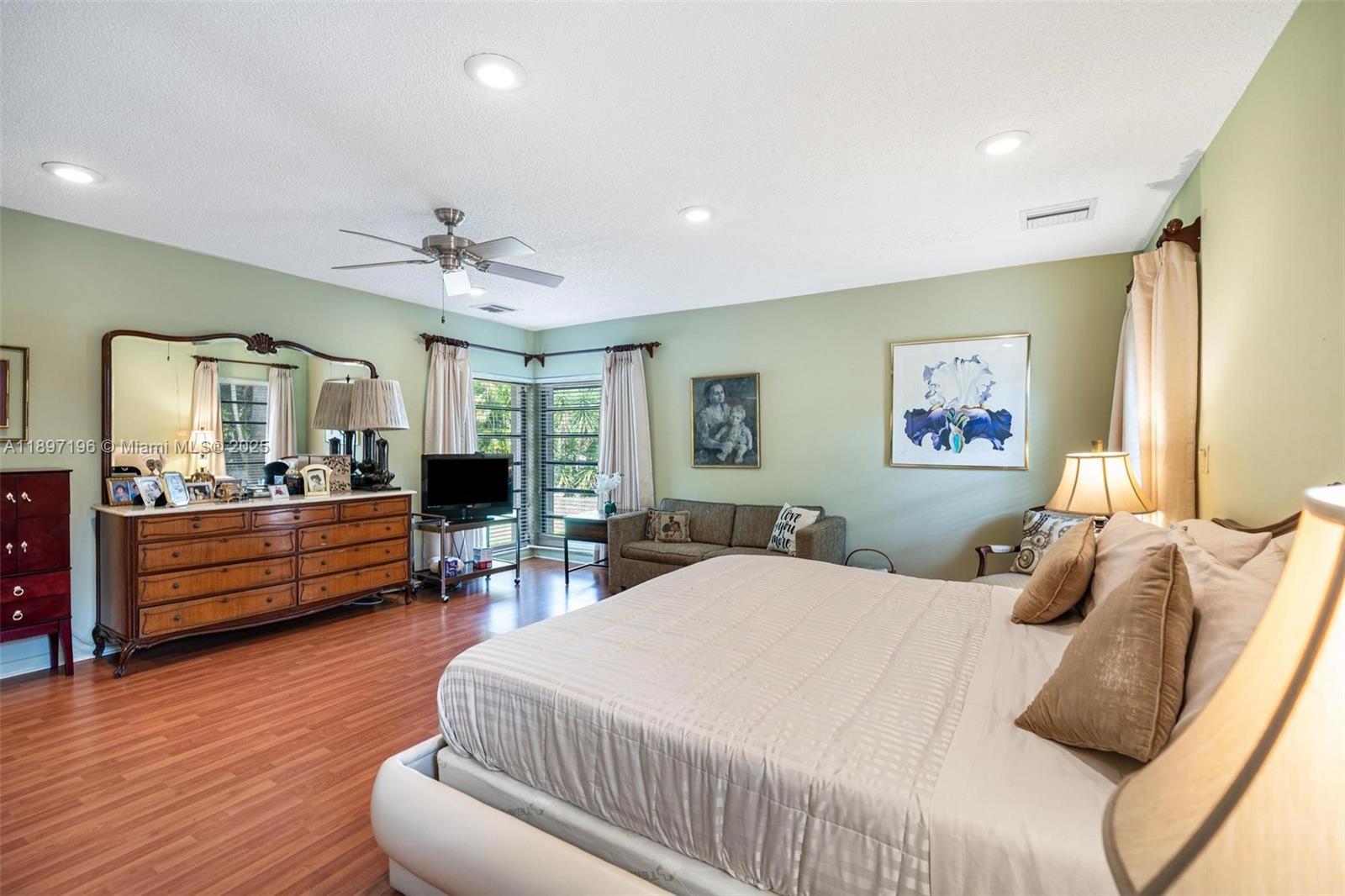 1855 Daytonia Rd, Miami Beach FL 33141