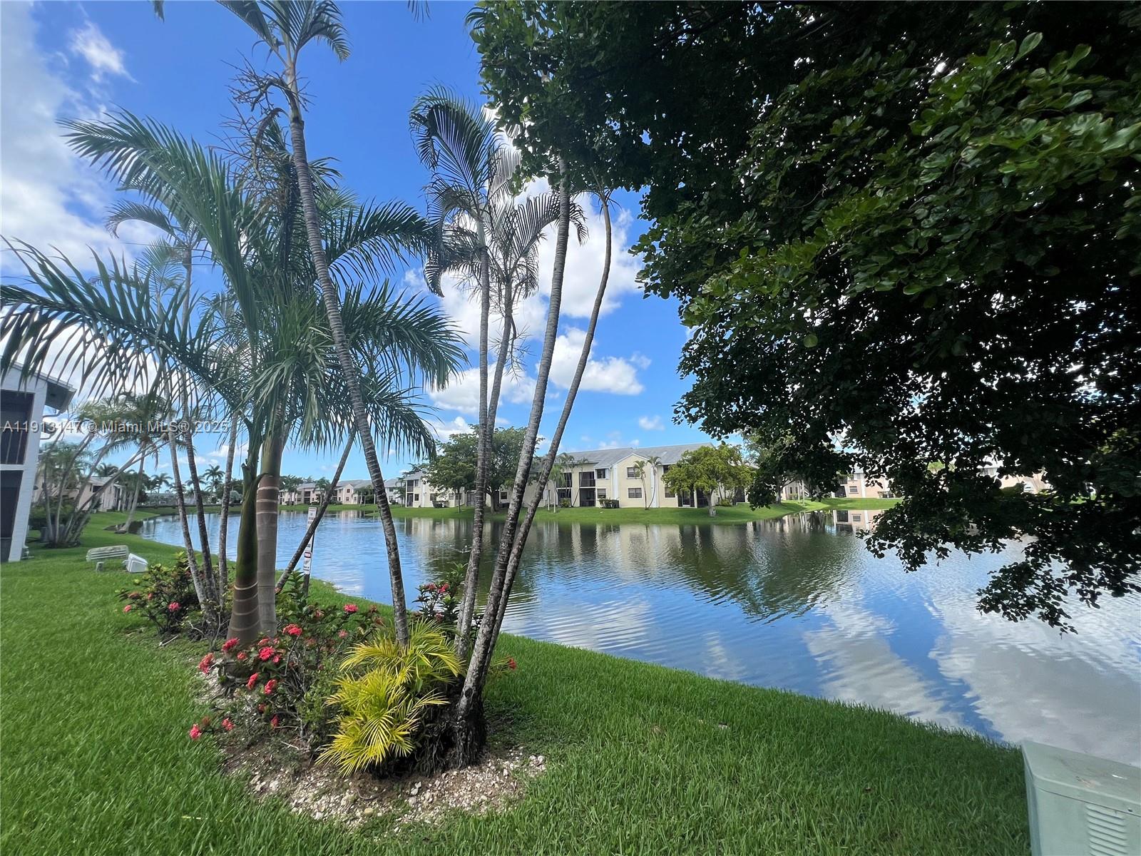 Elegant master bedroom retreat at 820 Franklin Ave - Condo in Homestead