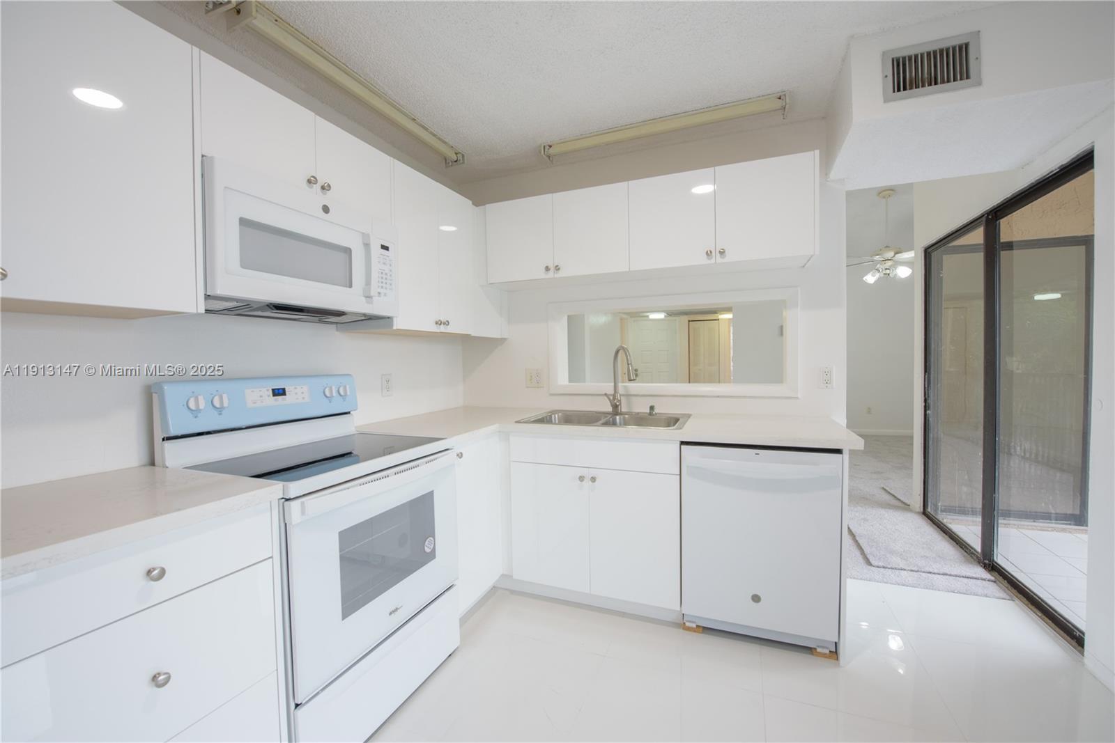 Elegant master bedroom retreat at 820 Franklin Ave - Condo in Homestead