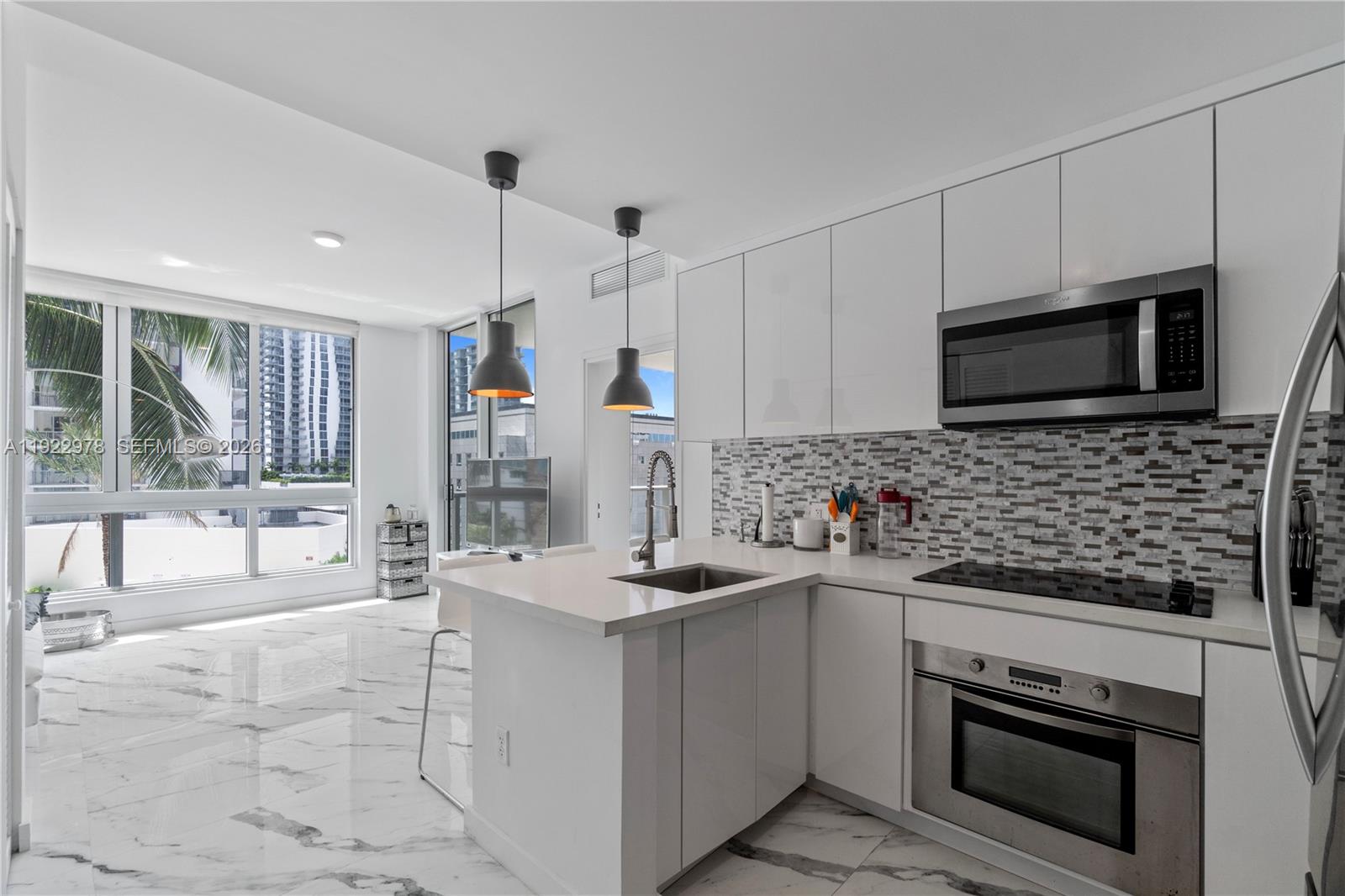 Met 1 Condo