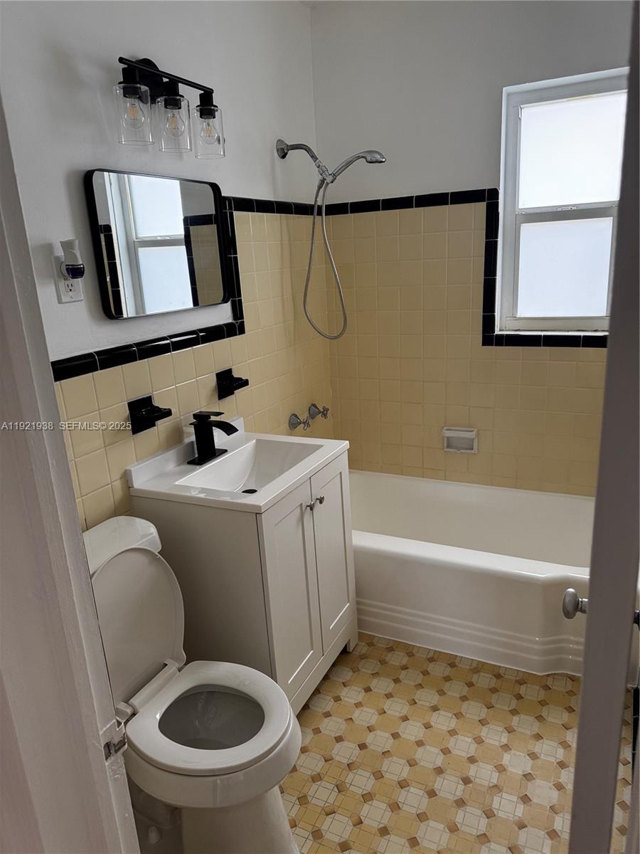 Elegant master bedroom retreat at 725 91st St - Condo in Miami Shores