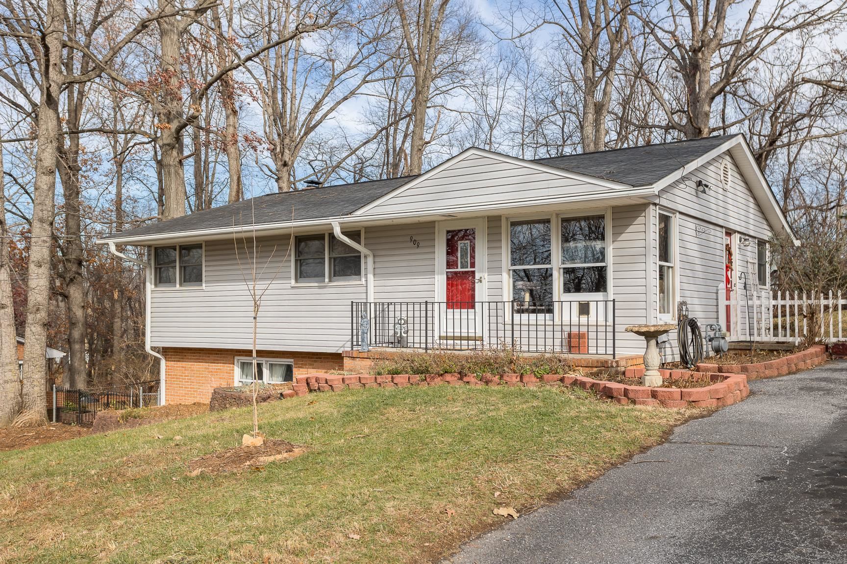 909 Crestwood Dr