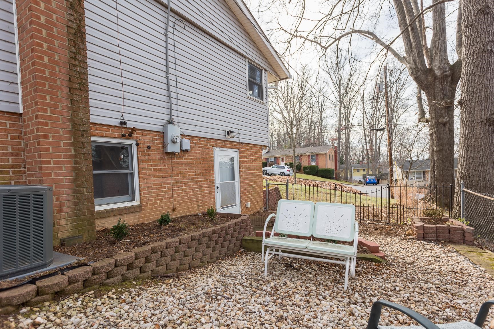 909 Crestwood Dr