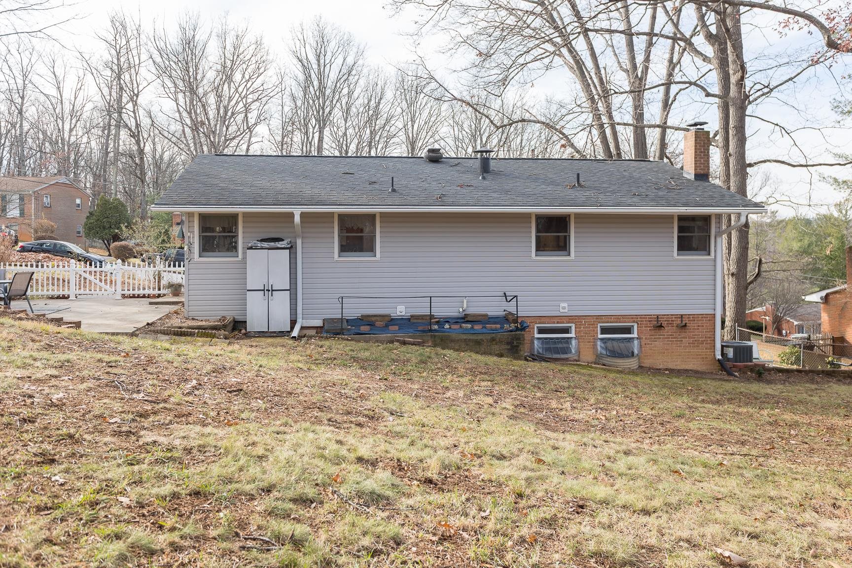 909 Crestwood Dr