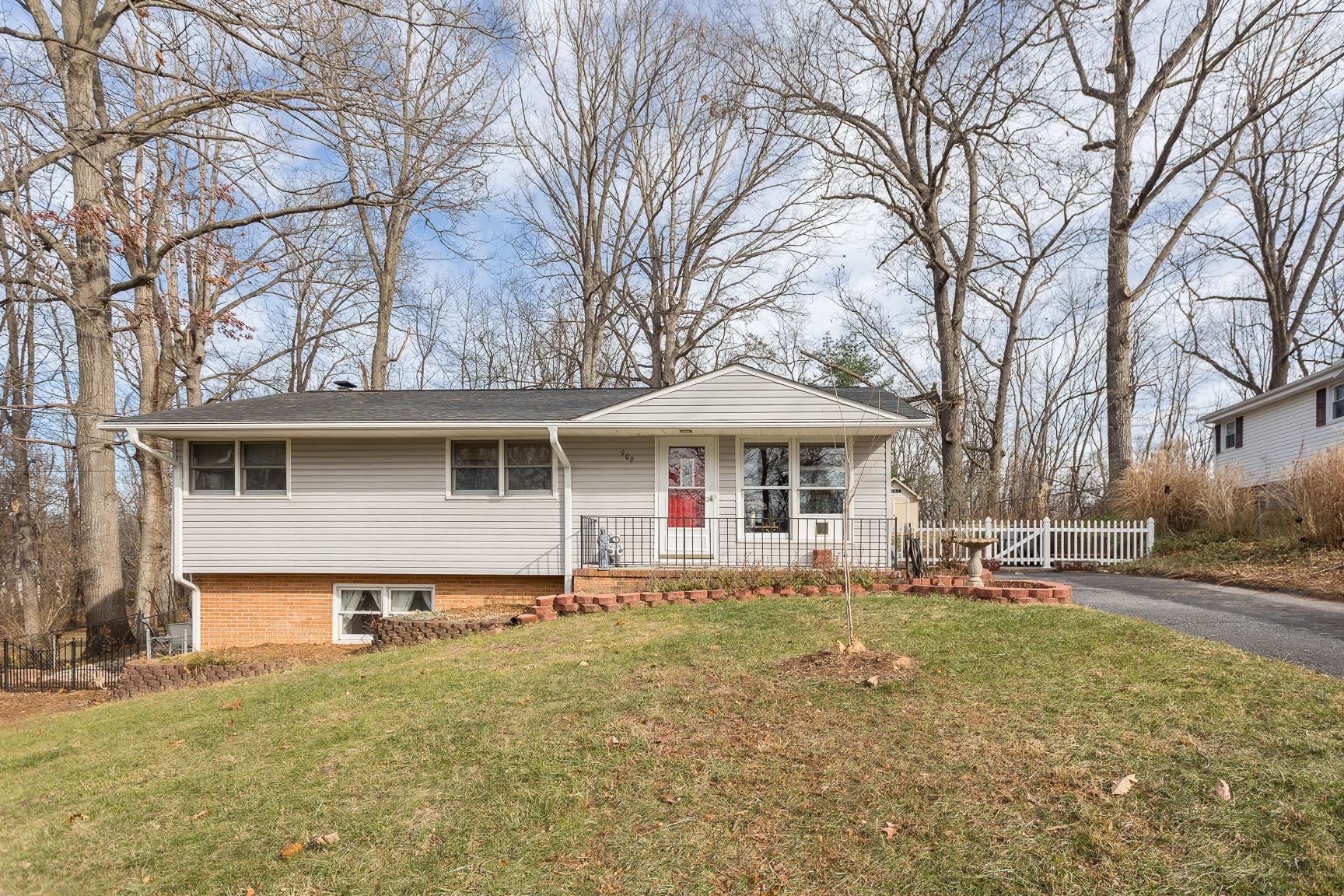 909 Crestwood Dr