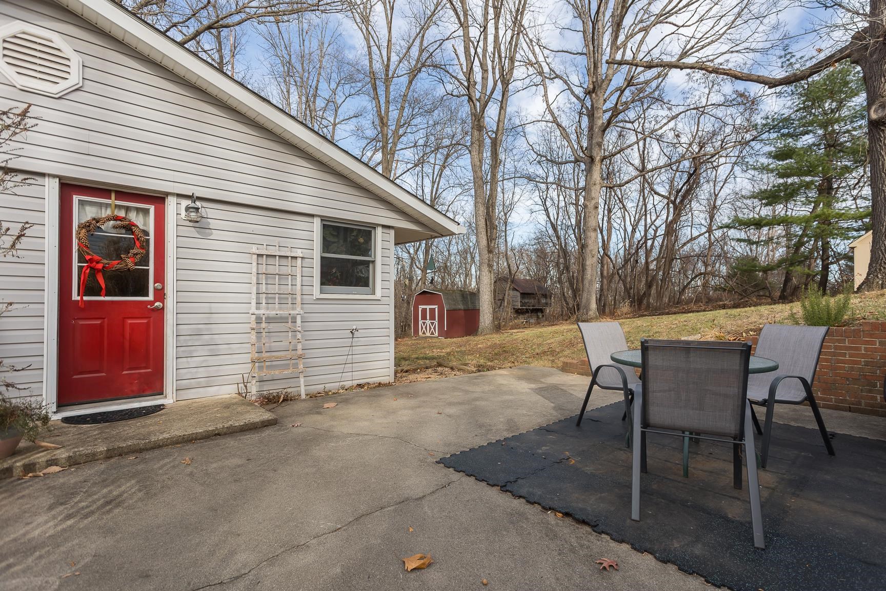 909 Crestwood Dr
