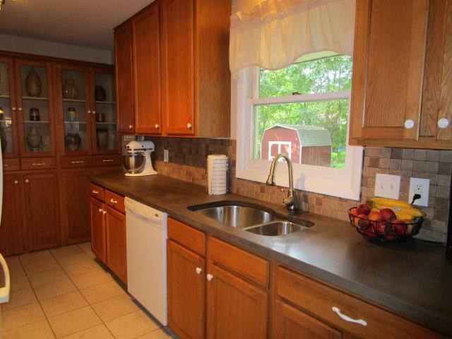 909 Crestwood Dr