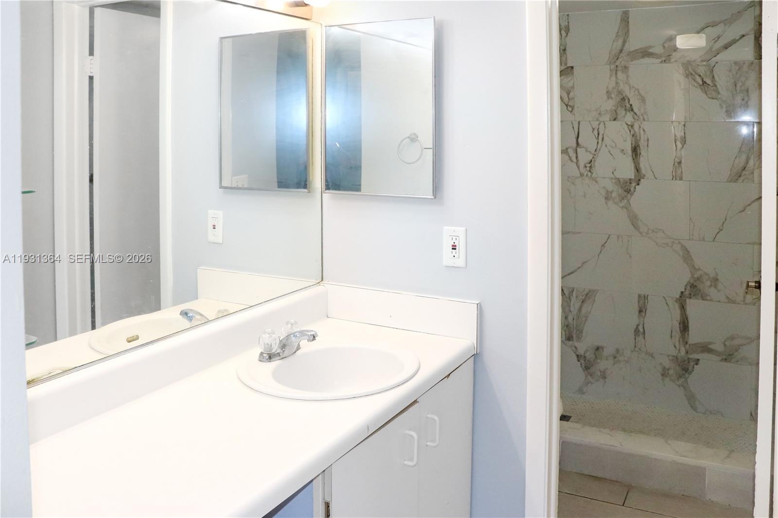 Elegant master bedroom retreat at 1080 Franklin Ave - Condo in Homestead