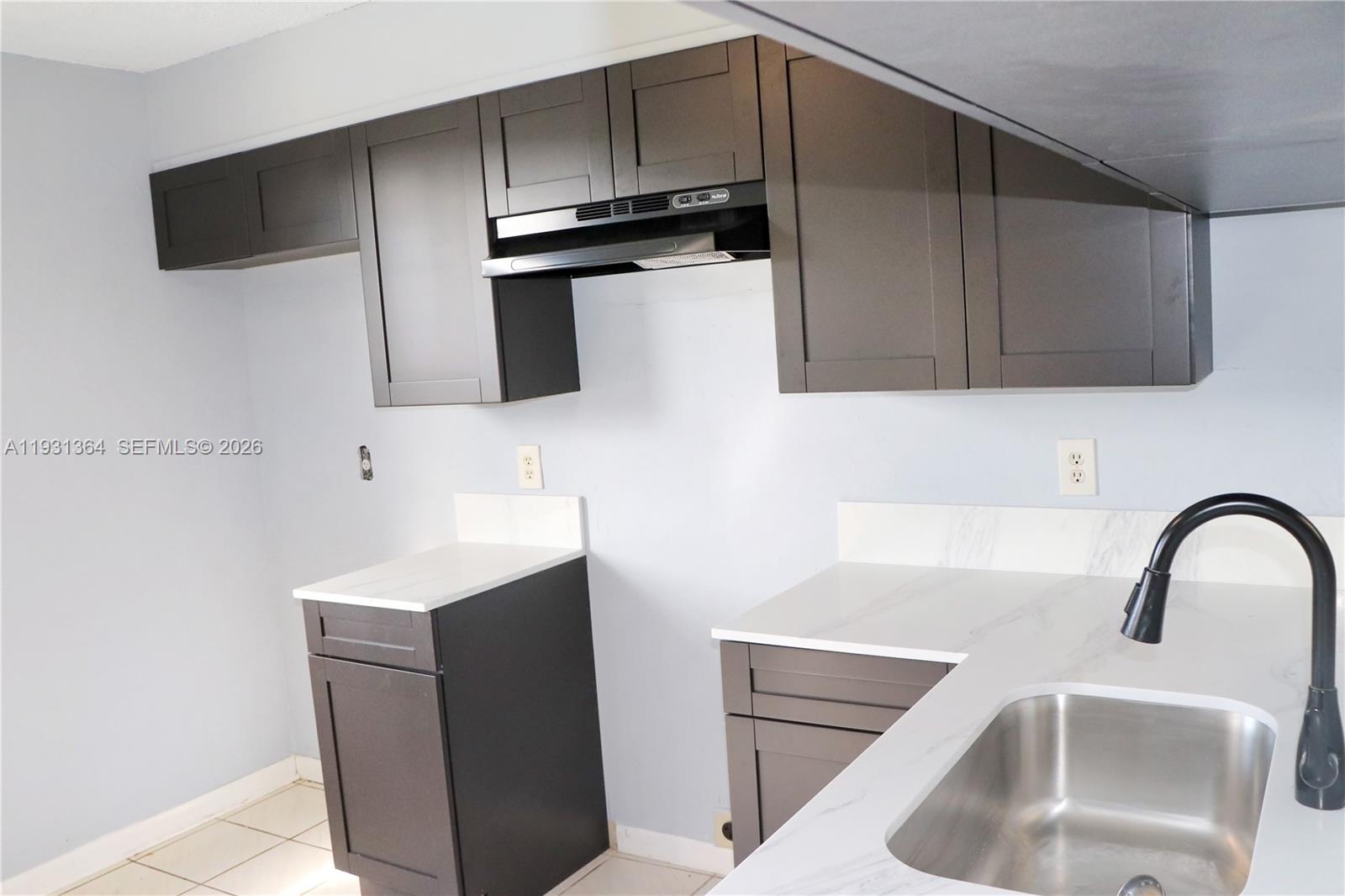 Elegant master bedroom retreat at 1080 Franklin Ave - Condo in Homestead