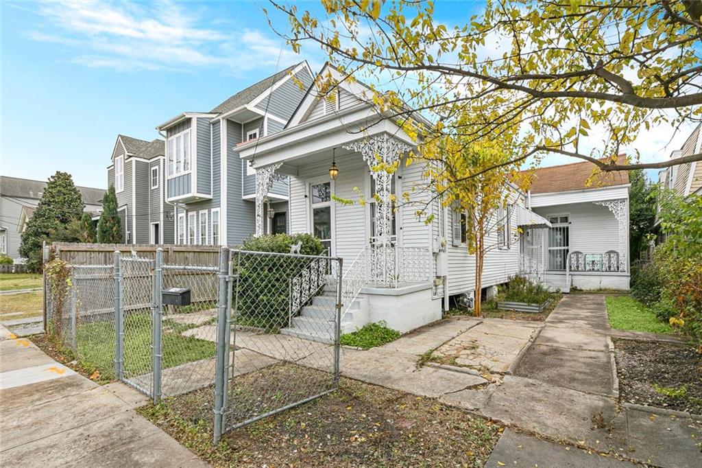 Homes for sale in New Orleans, LA | 2415 Amelia St, New Orleans, LA 70115 | MLS# 2535183