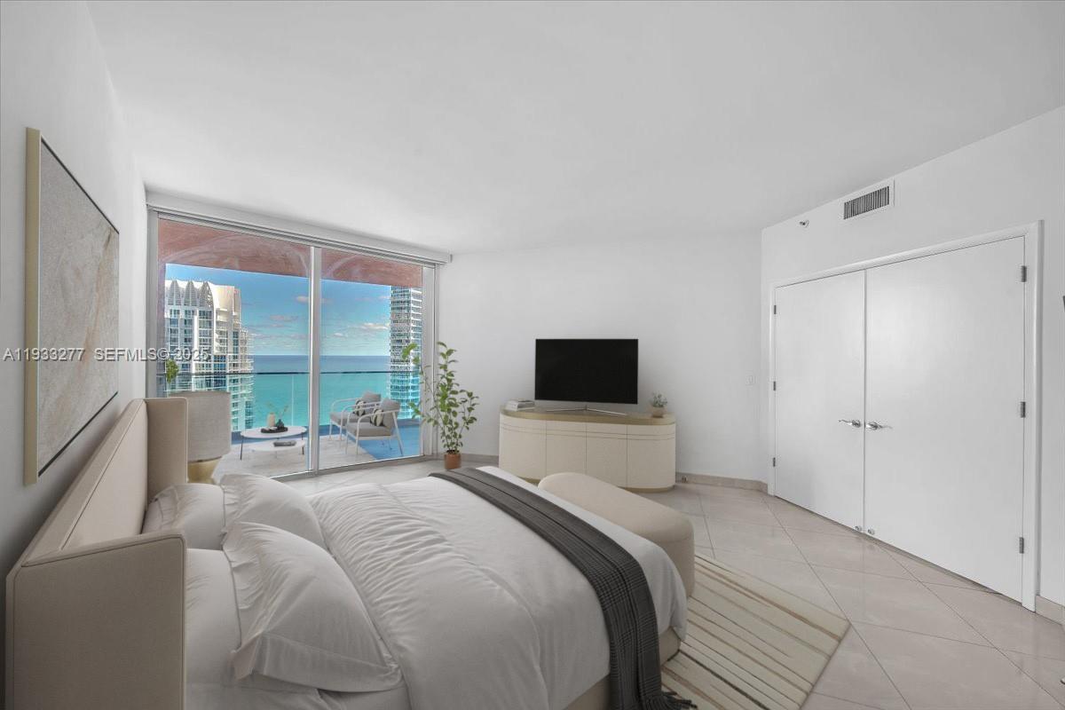 300 S Pointe Dr #3402, Miami Beach FL 33139