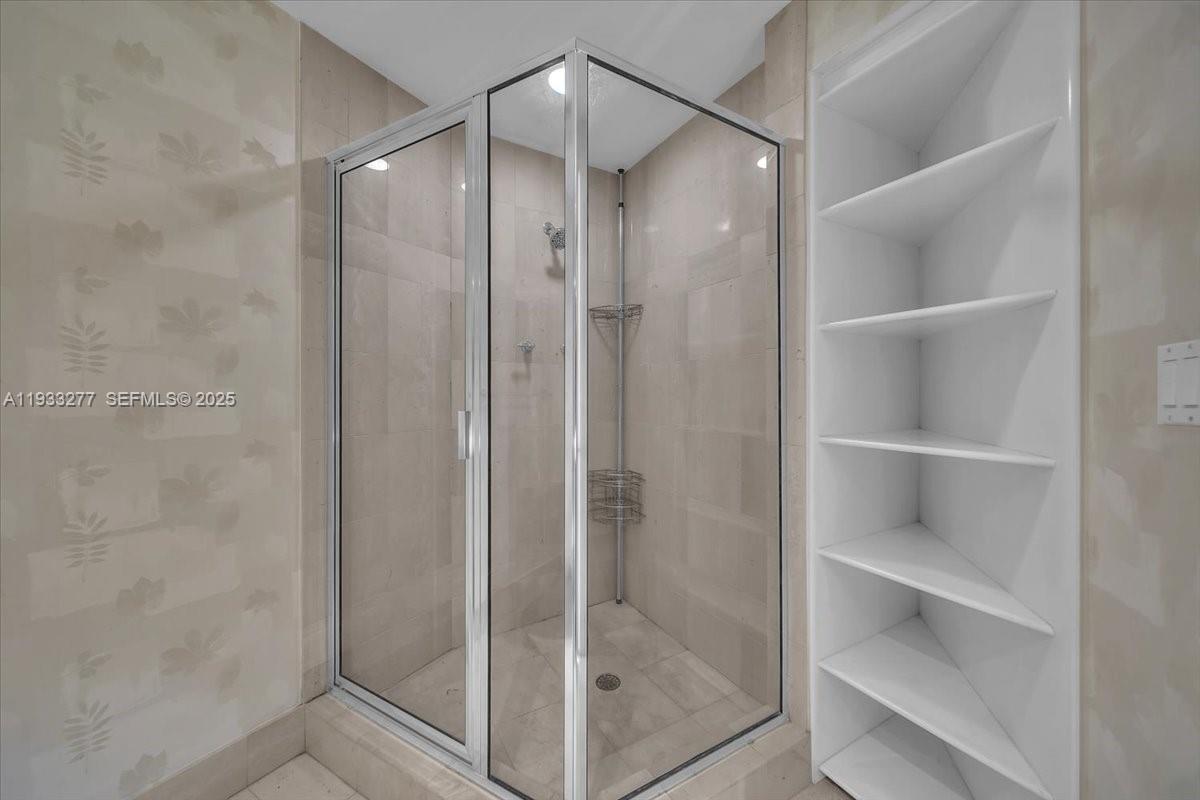300 S Pointe Dr #3402, Miami Beach FL 33139