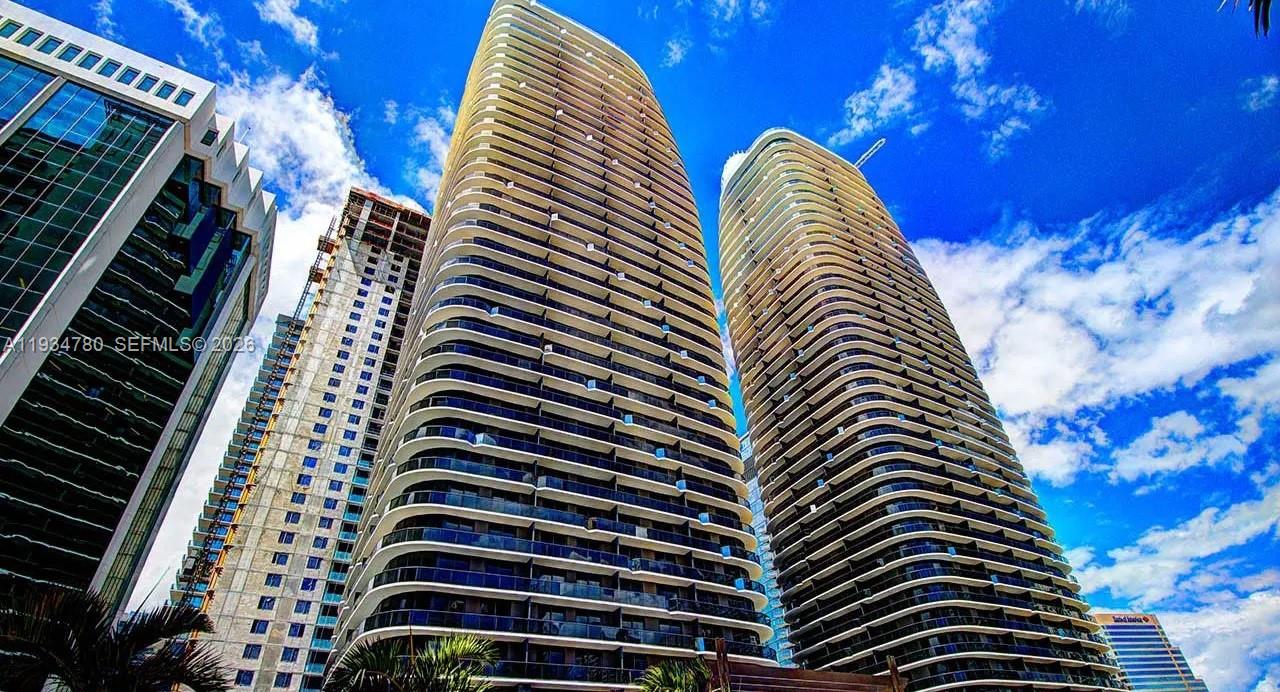 Beautiful and spacious 1 bedroom 1.5 bath corner unit with DEN area, private entrance and amazing views of thecity & river. Building located in the heart of Brickell. State of the art designer, kitchen and bathrooms, all tiled andunit has lots of closet space. Enjoy all the upscale amenities of the Brickell Heights East building plus their roof toppools and tower sky deck. Water, cable and internet included in the association. Tenant occupied, av