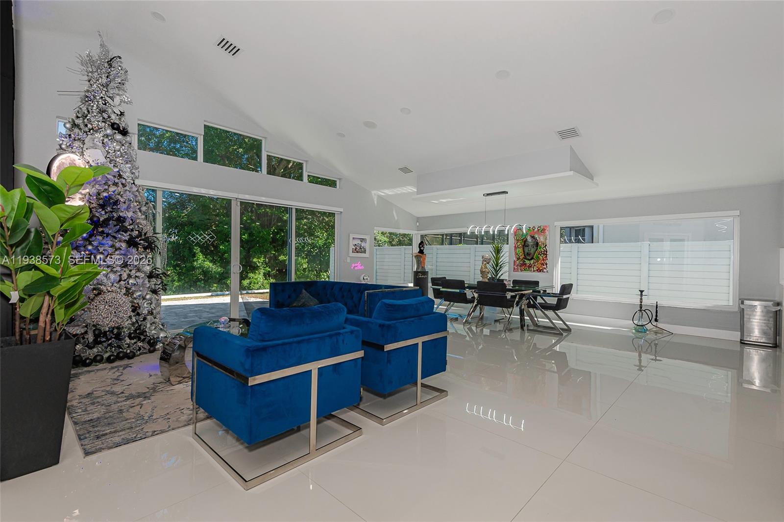 15221 N Laurel Ln N, Pembroke Pines FL 33027