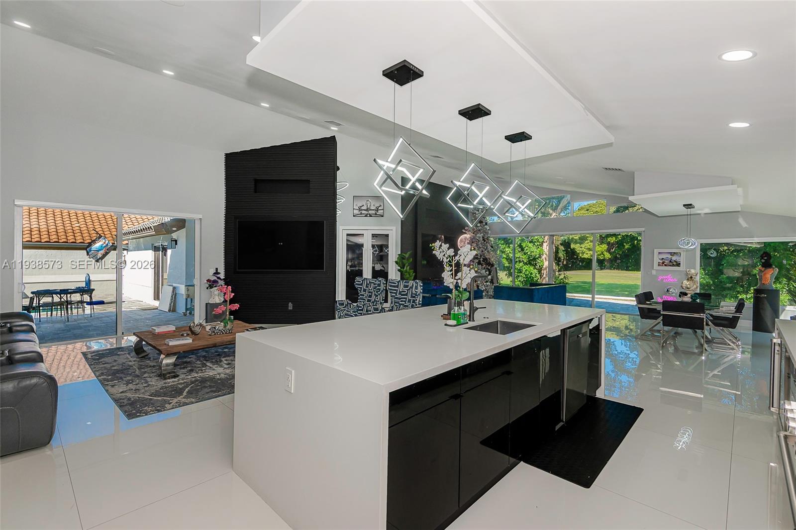 15221 N Laurel Ln N, Pembroke Pines FL 33027
