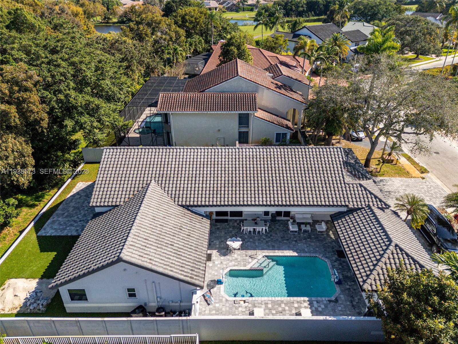 15221 N Laurel Ln N, Pembroke Pines FL 33027