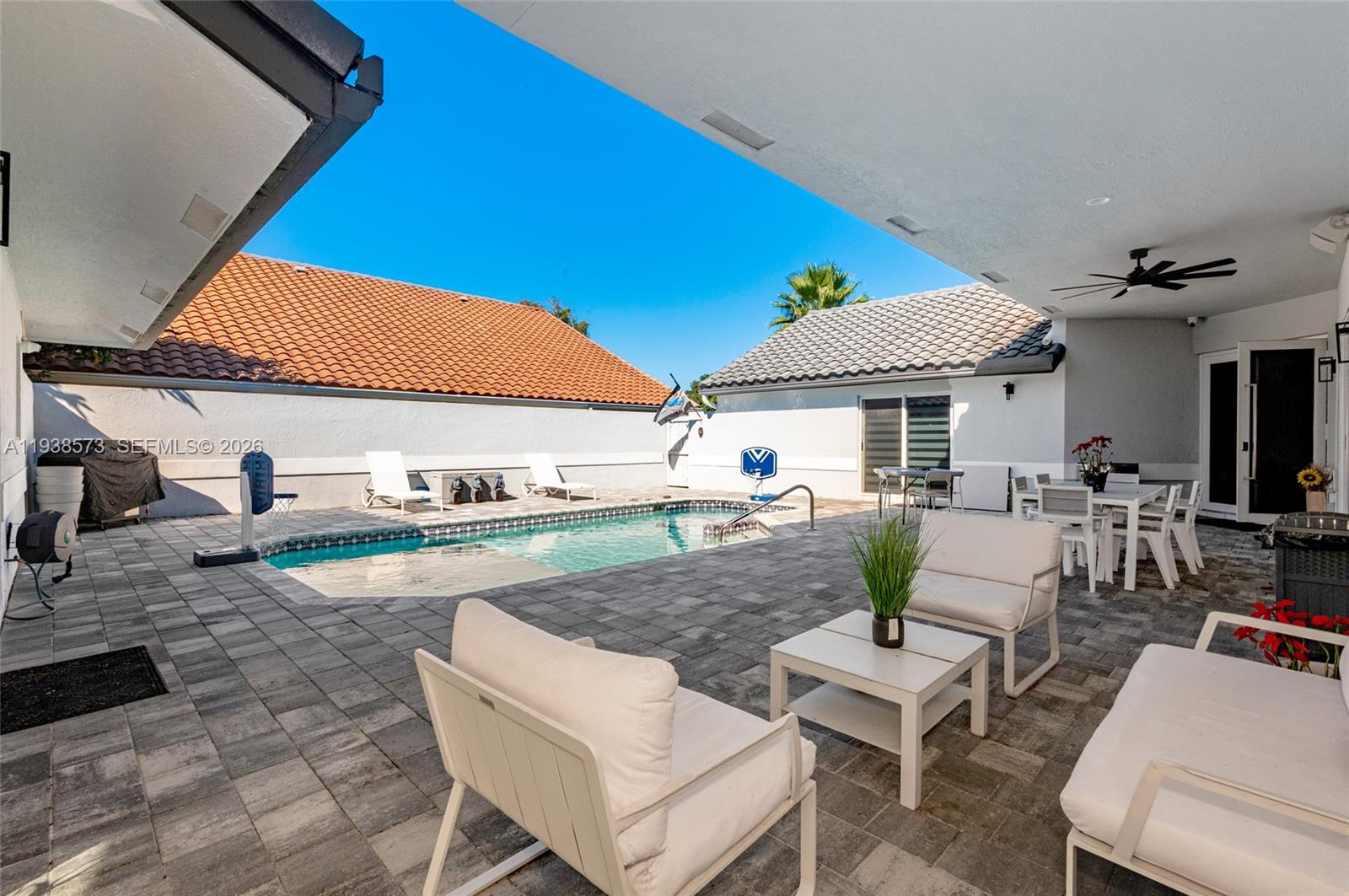 15221 N Laurel Ln N, Pembroke Pines FL 33027