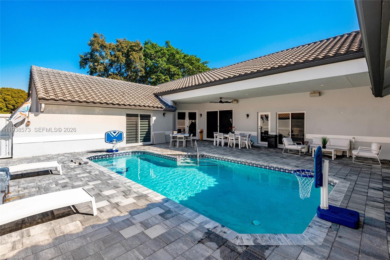 15221 N Laurel Ln N, Pembroke Pines FL 33027