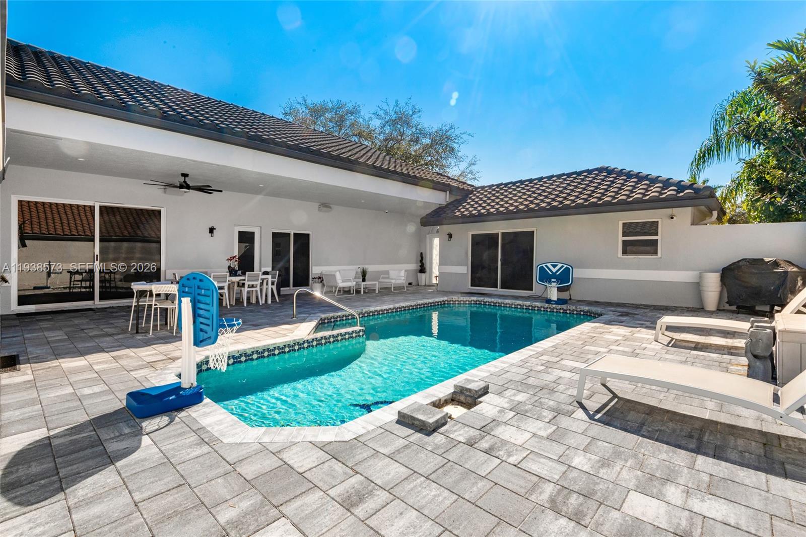 15221 N Laurel Ln N, Pembroke Pines FL 33027
