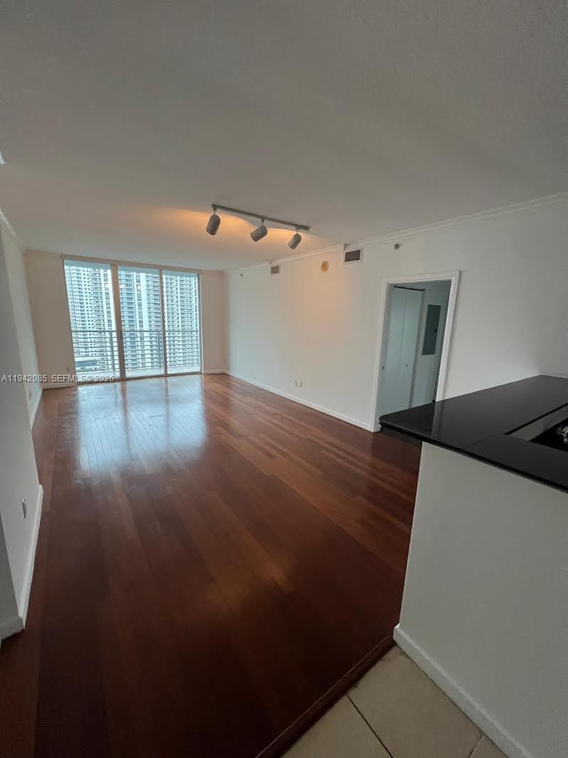 One Miami stands out for its prime waterfront location, easy access, and close proximity to supermarkets, banks and commercial destinations. The building also offers exceptional high-end amenities and top security, creating a lifestyle so complete you rarely need to leave the property.Easy to show text LA agent any time to schedule a showing.