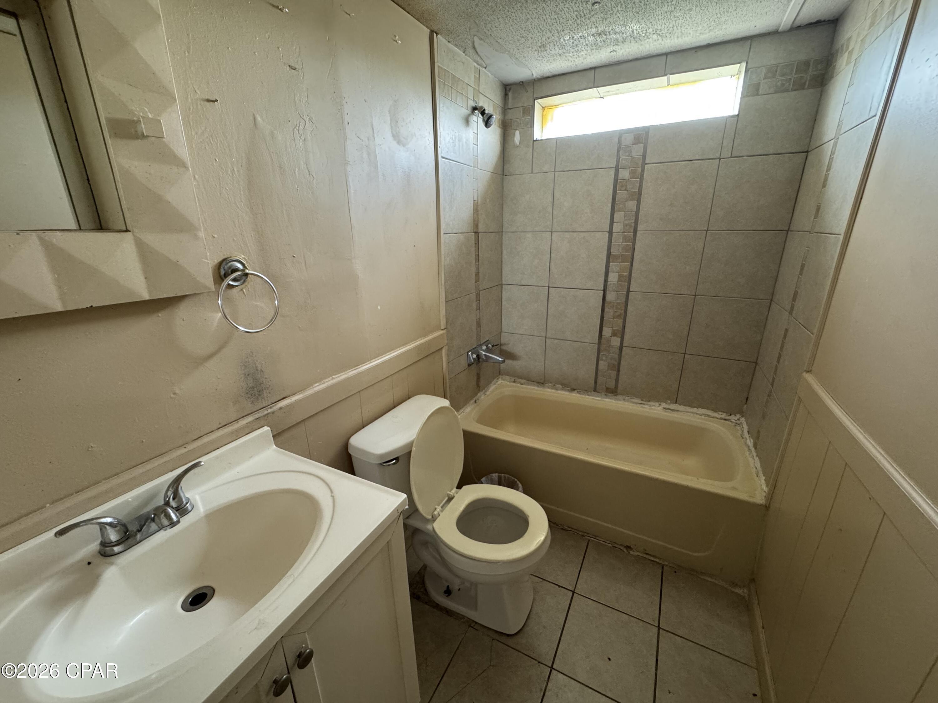 Listing photo id 6 for 330 Laureno Place