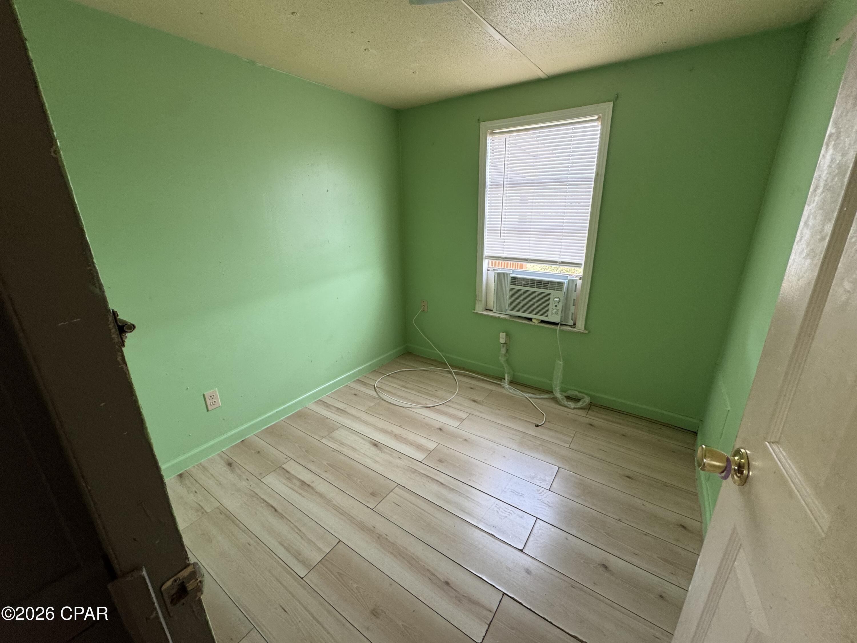 Listing photo id 7 for 330 Laureno Place