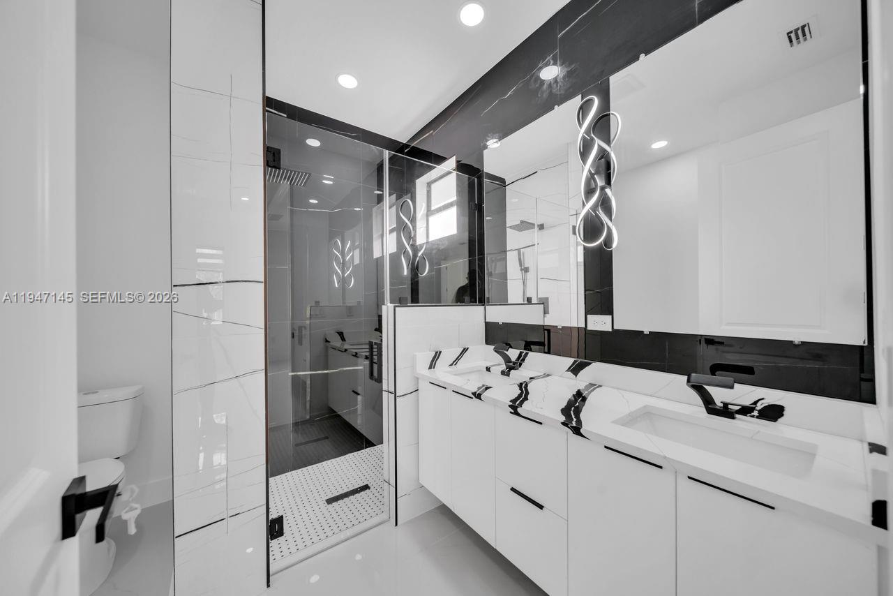 Modern kitchen with designer features at 803 Desoto Ave - Home in Lehigh Acres