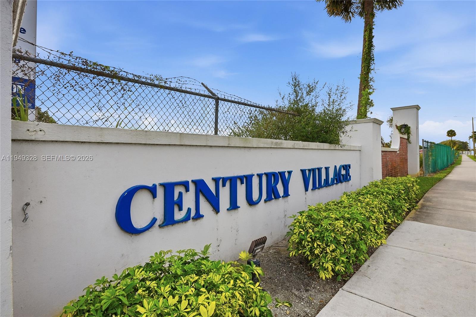 Elegant master bedroom retreat at 403 Sheffield Q - Condo in West Palm Beach