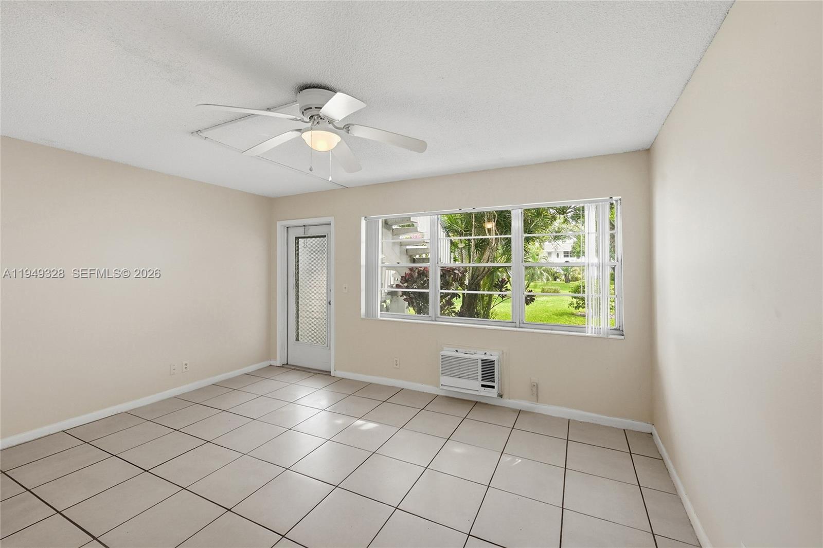 Elegant master bedroom retreat at 403 Sheffield Q - Condo in West Palm Beach