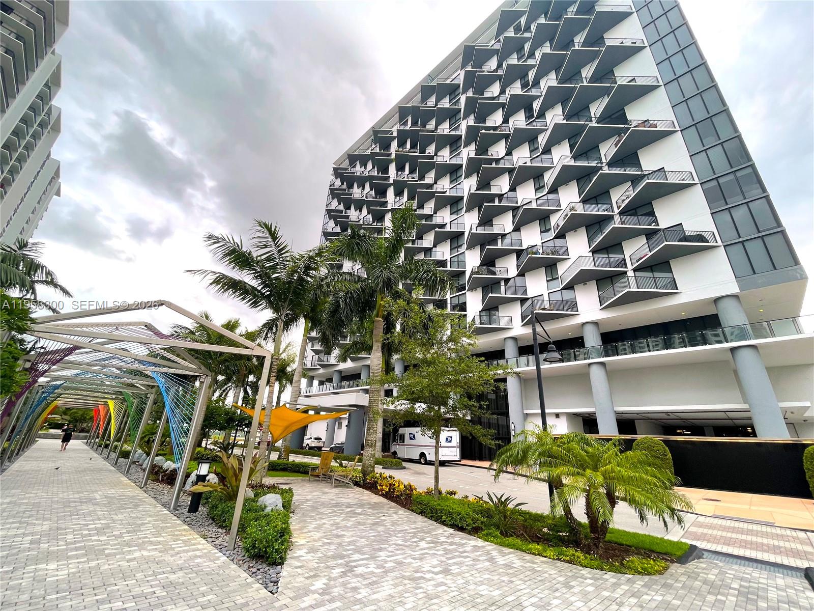 5252 Paseo Condo