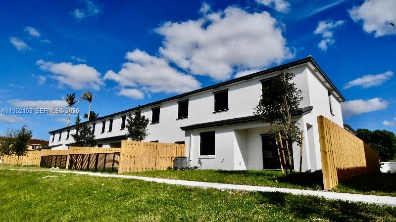 Well-appointed guest bedroom at 4949 Peacock Way - Townhouse in Dania Beach