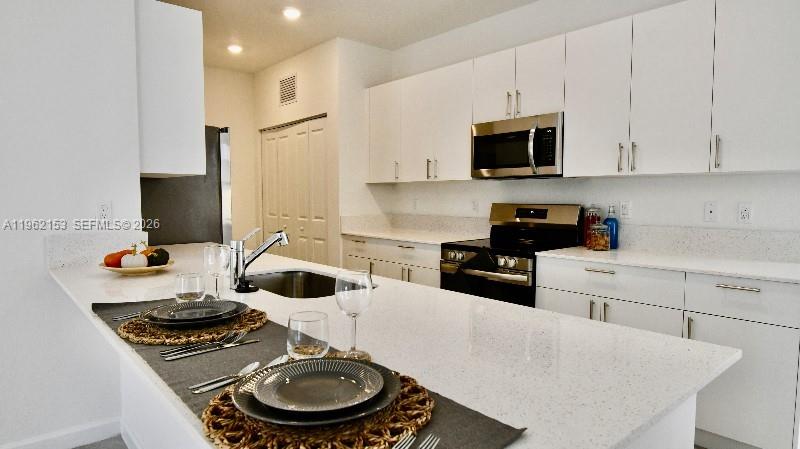 Elegant master bedroom retreat at 4949 Peacock Way - Townhouse in Dania Beach