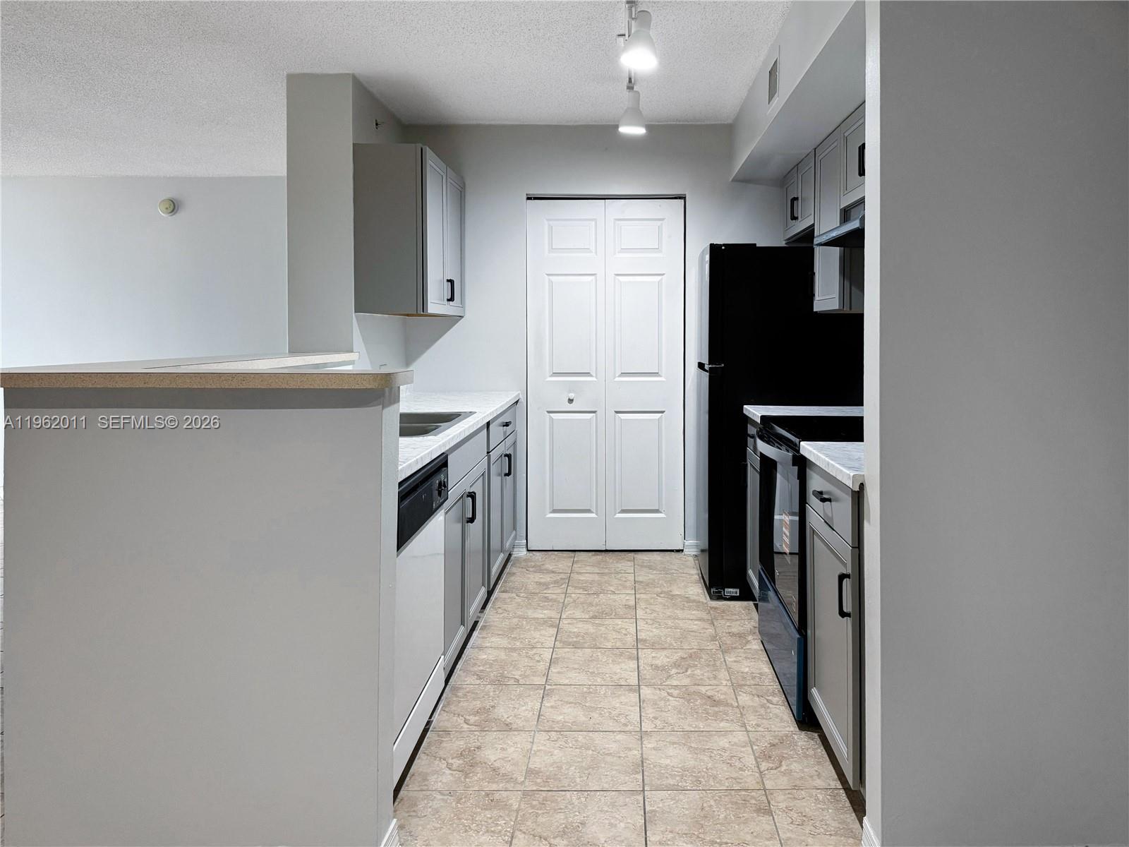 Devonaire Condo At Pembro