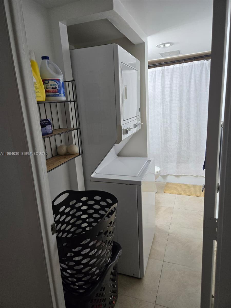 Elegant master bedroom retreat at 4156 Inverrary Dr - Condo in Lauderhill