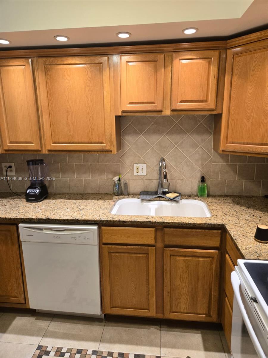 Additional living spaces at 4156 Inverrary Dr - Condo in Lauderhill