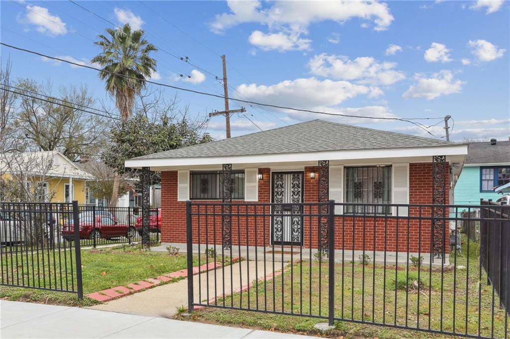 Homes for sale in New Orleans, LA | 7551 Oak St, New Orleans, LA 70118 | MLS# 2542802