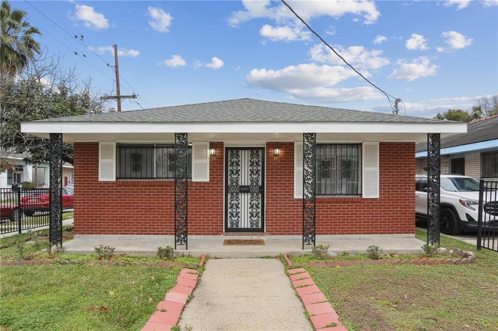 Homes for sale in New Orleans, LA | 7551 Oak St, New Orleans, LA 70118 | MLS# 2542802