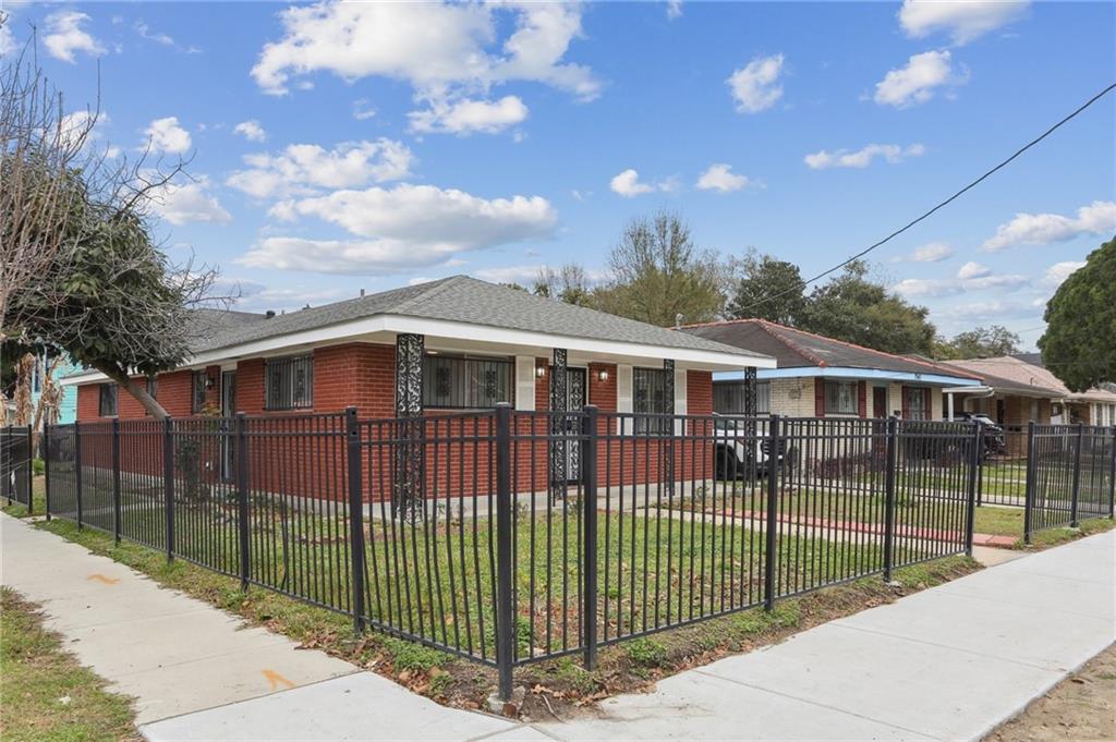 Homes for sale in New Orleans, LA | 7551 Oak St, New Orleans, LA 70118 | MLS# 2542802
