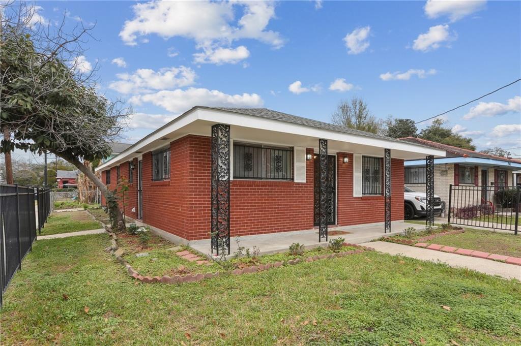 Homes for sale in New Orleans, LA | 7551 Oak St, New Orleans, LA 70118 | MLS# 2542802