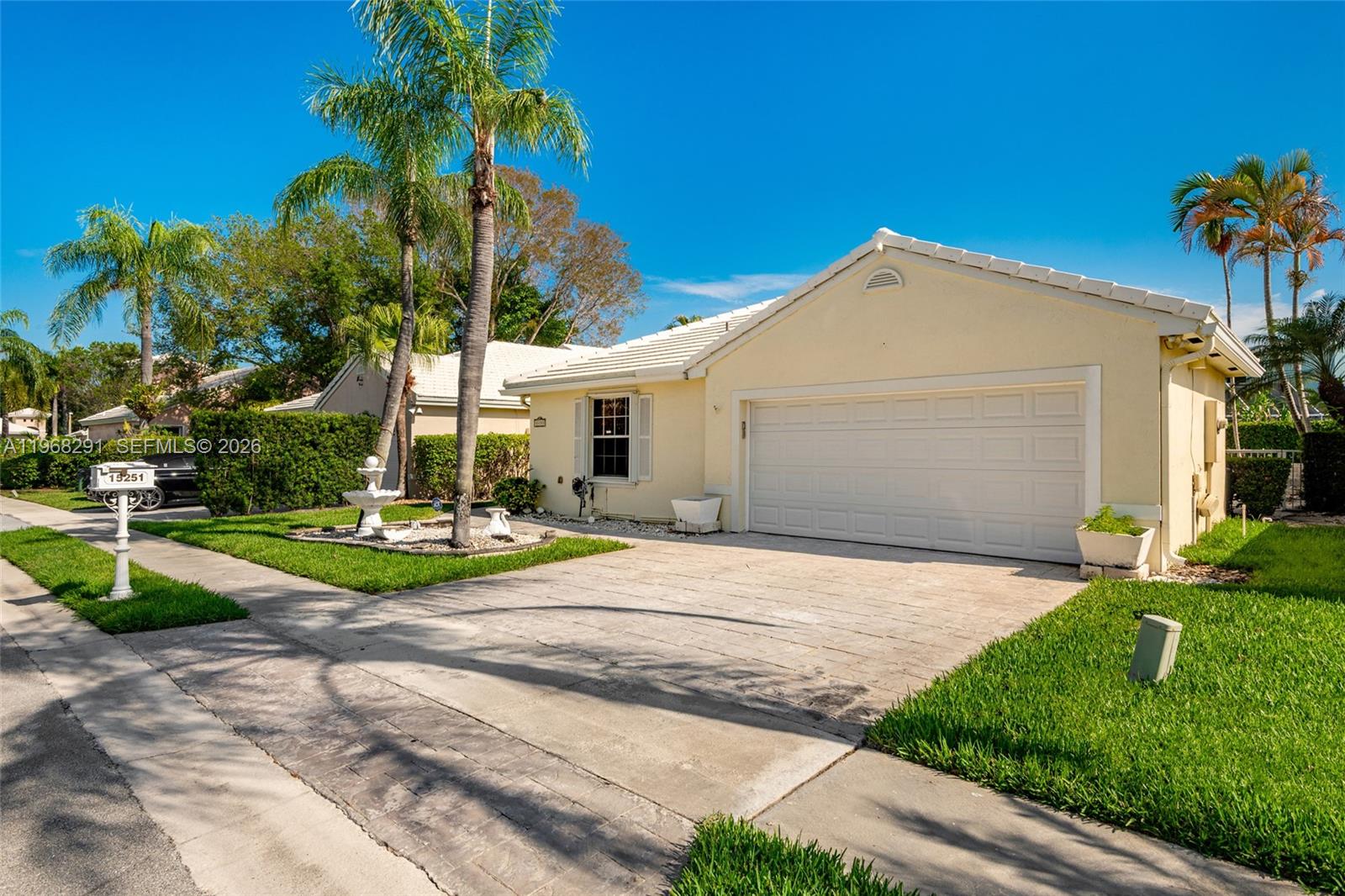 Hollywood Lakes Country C